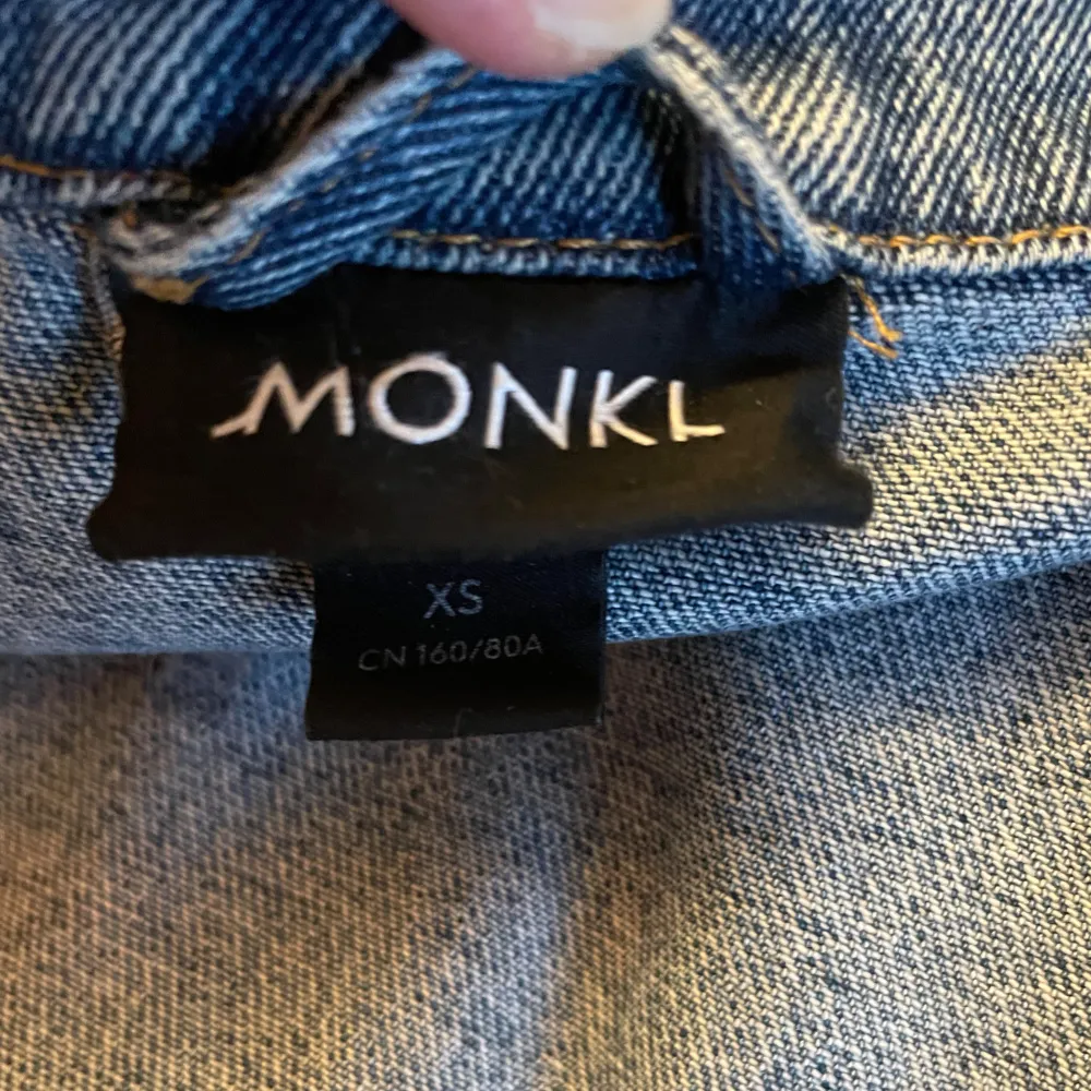 Jeansjacka från Monki i storlek XS. Nyskick.. Jackor.