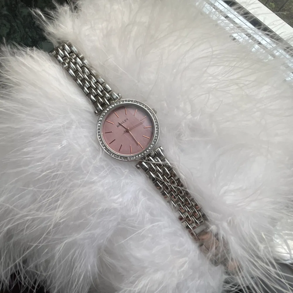 Säljer denna super fina klockan för 170kr för att jag inte andvänder silver längre. En väldigt fin klocka som är köpt för ca 450kr (har fått i present). Kontakta för fler funderingar 💕. Accessoarer.