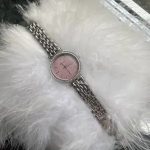 Säljer denna super fina klockan för 170kr för att jag inte andvänder silver längre. En väldigt fin klocka som är köpt för ca 450kr (har fått i present). Kontakta för fler funderingar 💕