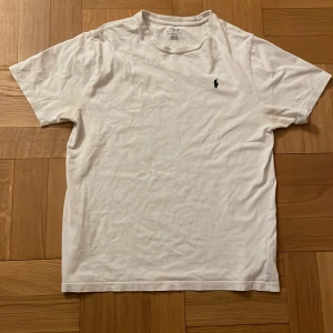 Ralph lauren t shirt - Vit Ralph lauren t shirt, mycket bra skick,  nypris 700, Det är xl i barn men passar som S, pris kan diskuteras 