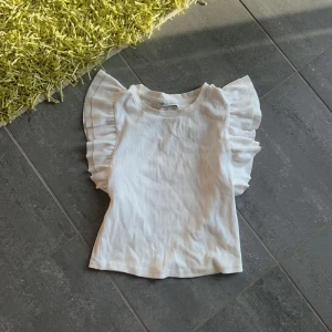 Vit topp - Två fina vita toppar. Första från zara och andra från shein. Säljer den från zara för 90 och den andra för 30. Båda för 100