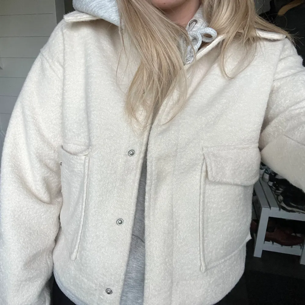 Beige kort kappa från Vero Moda som är perfekt till våren 💞 Knappt använd och inga fläckar eller nåt trasigt. . Jackor.