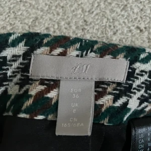 Rutig kjol - Rutig kjol från H&M, storlek 36 💕 Säljer den då den aldrig kom till användning, bra skick också