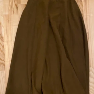 Kjol strl M - Kjol i lite grövre material, strl Medium. Använd två gånger så jättefint skick. Jag är väldigt mån om mina köpare. Skulle du vara missnöjd med ditt köp så ta gärna kontakt med mig innan dåligt omdöme, så har jag en chans att rätta till det.