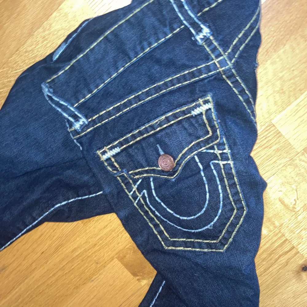 Säljer ett par tvär feta true religion jeans. Modellen är ricky relaxed straight fit. Storlek 32. Bra kondition. Kom dm om ni har fler frågor🔥🙏. Jeans & Byxor.
