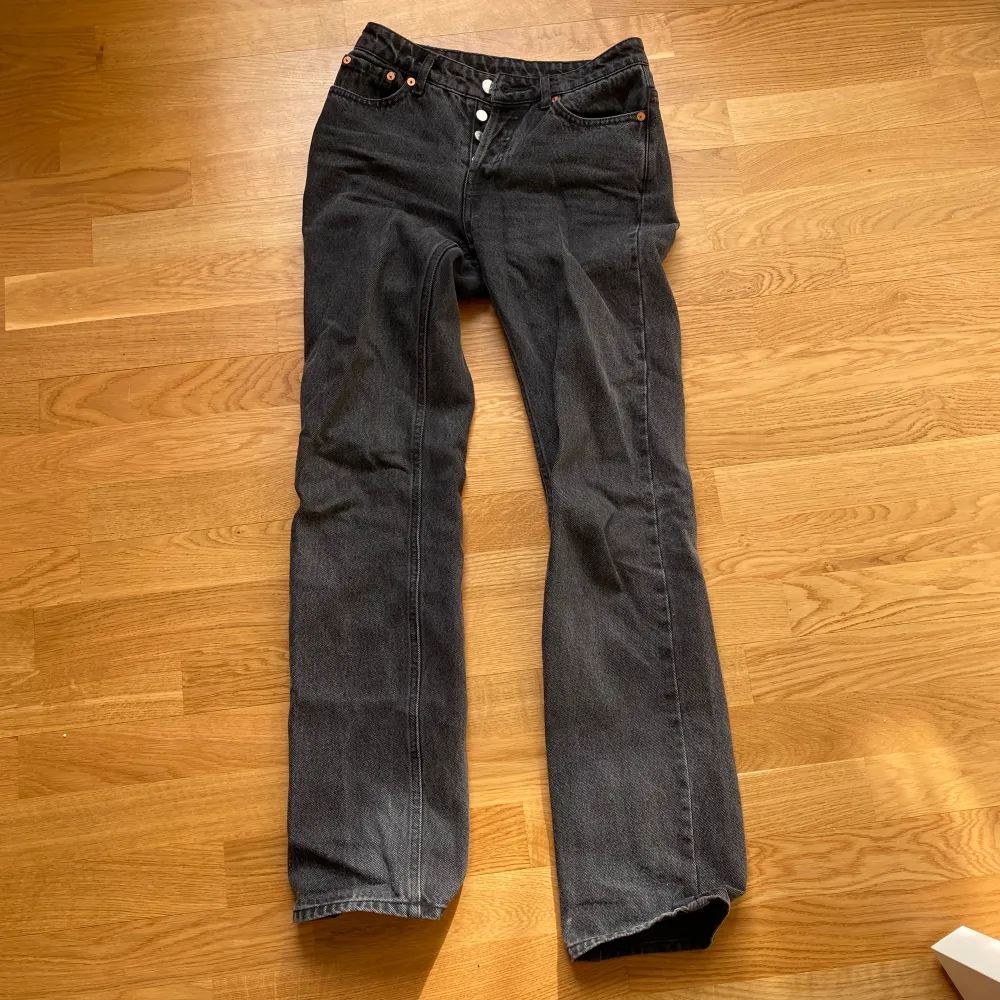Svarta jeans som längre inte används💞skriv för fler frågor eller bilder🫶🏻. Jeans & Byxor.