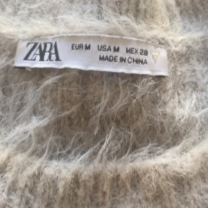 Zara T-shirt  - Säljer en stickat T-shirt i bra skick  Använd typ 2 gånger så säljer med 22,5% rabatt. Storleken är väldigt liten så det är som en xxs eller xs Pris kan diskuteras 