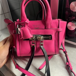Zadig & Voltaire väska - Zadig & Voltaire väska i bra skick! Den är i modellen Candide och är 20cm lång och 14cm hög. Dustbag medföljer!