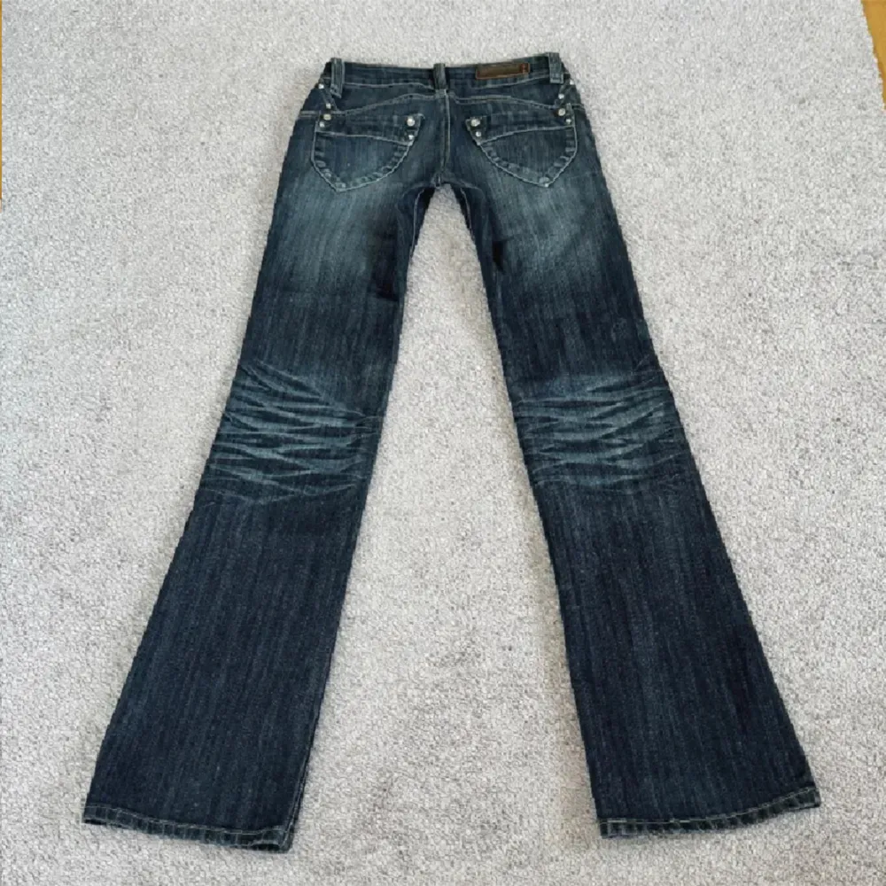Lågmidjade mörkblåa jeans med SJUKT bra kvalité!! 🎉 Midjemått rakt över: 36 cm (runt om: 72 cm). Innerbenslängd: 87 cm. Är långa på mig som är 170 cm. INGA defekter. Köpta för 800kr. ALDRIG använda! Kontakta för fler bilder. Använd gärna ”köp nu”! 😍. Jeans & Byxor.