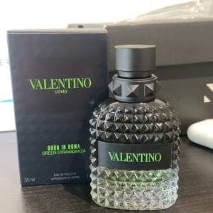 Säljer Valentino green stravaganza till ett bra pris. Endast prov sprayad 1 gång och helt ny. Kvitto med följer.