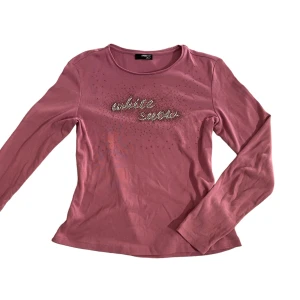 Långärmad tröja med rhinestones - 2000-tal inspirerad långärmad tröja med rhinestones på💓🌟🌟🌟 Står ingen storlek i tröjan men skulle säga att den sitter som en S. Den är i bra skick och alla stenar sitter kvar!  Skriv privat vid intresse eller frågor🫶🏻🫶🏻🫶🏻