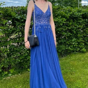 Superfin balklänning  - Säljer denna superfina balklänningen som jag verkligen älskade att bära. Superfin modell med väldigt fint fall. Jag är 177 cm lång och den var perfekt i längden, storlek S.  Pris kan diskuteras och välkommen att höra av er vid funderingar. 