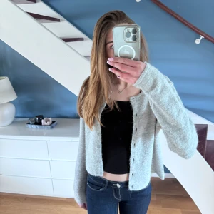 Gina tricot kofta  - En jätte fin grå kofta från Gina tricot❤️köpte den för nån månad sedan för 399 men har tyvärr bara kommit till användning en gång 💗hoppas att någon kan få bättre användning av den än jag! Så säljer den för halva priset💘