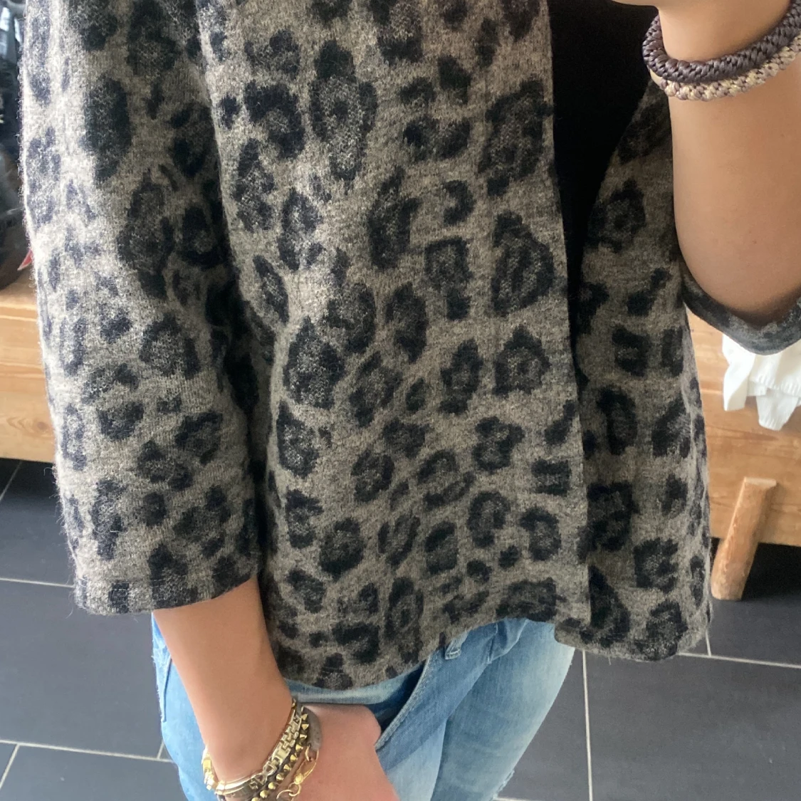 Trekvartsärmad leopardmönstrad kofta  - 91