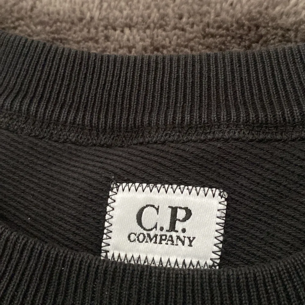 Säljer min CP Company tröja eftersom den inte används längre skick 9/10 ny pris 2400kr mitt pris 999kr. Finns en QR Kode . Pris kan diskuteras vid intresse av köp. Mvh Viktor.. Hoodies.