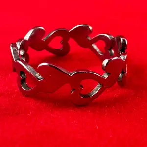 En ring i rostfritt stål med hjärtan med en diameter på ca 18 mm