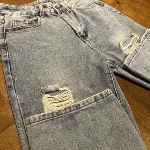 Blåa jeans i storlek S från shein som har bra skick. Använde de för ett tag sedan och nu så har de varit kvar i garderoben sen dess. 