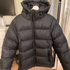 HH jacka🥂 - En jätte fin jacka från HH och är helt oanvänd så därför säljs den under originalpriset  Original pris 1000 men säljer den för 700 jackan är i storlek L men passar även mig som har S men då är den lite lång i armarna bara