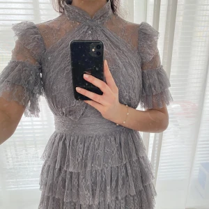 By malina klänning  - Super fin, trendig spets klänning från By Malina i bra skick, modell ”Liona”🪻. Ny pris på den modellen är 2800kr.  