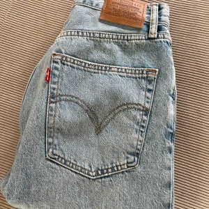 Levis jeans  - Säljer nu mina Levis Ribcage straight ankle då de inte kommer till användning.   Endast använda 1 gång. 