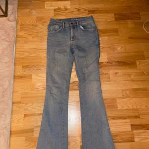 Super snygga jeans från Never denim knappt använda och i väldigt fint skick. Lite ljusare blå i färgen med en snygg bootcut så inga slim fit jeans. Storlek S med stretch! Original 600 kr säljes för 250