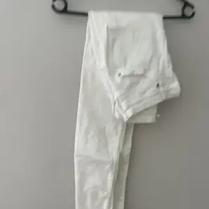 Vita jeans ”snake” från lager 157 Endast provade men aldrig kommit till användning.  
