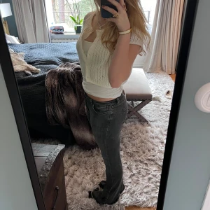 Super fina lowwaist jeans🌸🌸🌸🌸 - De kommer från Only och jag är 170cm och det ät långa för mig men de sitter väldigt snyggt❤️❤️de är i super bra skick om ni har några frågor eller vill ha mer bilder är det bara att fråga😍😍😍🫶🫶🫶ordinarie pris är 800kr