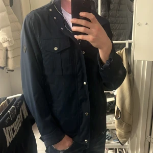 J lindeberg Jacka  - Tja, säljer schysst lindeberg jacka, nyskick storlek S-M Sjukt trendig