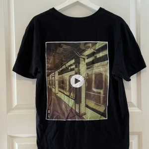 Oversized T-shirt  - Oversized T-shirt med tryck på baksidan