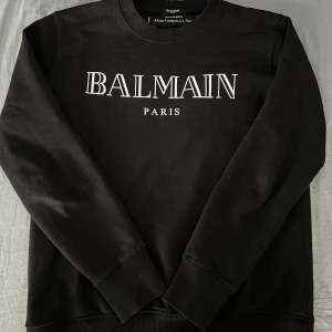 Balmain Sweatshirt - Säljer nu min Balmain Sweatshirt eftersom jag inte använder den längre. Har inget kvitto men prislappen från butik finns kvar, Nypris för tröjan är 5800kr. Pris kan diskuteras