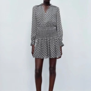 Zara klänning - Så snygg klänning från zara använd två gånger i strlk S!