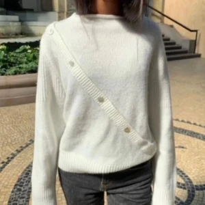 Tröja med knappar diagonalt - Säljer denna superfina tröja från designbysi med knappar som går diagonalt😍