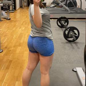 Säljer mina blåa gym shorts i strl S! Jättesköna och squat proof❤️