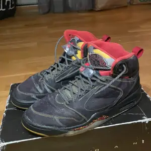 Nice looking Jordan Atlanta Hawks in size EU 45, they are pretty used but could be fixed and be fresh looking again. Contact me for more info🙂.
