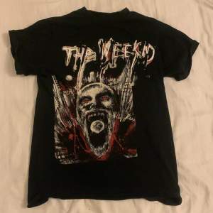 En The Weeknd tshirt köpt från konsert. Kan skicka mer bilder och pris går att diskuteras 💕