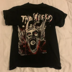 The Weeknd merch  - En The Weeknd tshirt köpt från konsert. Kan skicka mer bilder och pris går att diskuteras 💕