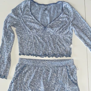 Pyjamas  - Pyjamas strl xs/s. Sparsamt använd, gör en stor rensning av garderoben 🌷 Kan skickas på post eller hämtas söder om stan. Säljs som set.