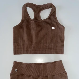 Träningsset - Brunt träningsset oanvänt. Storlek S/M men skulle säga att det är en XS/S. Squat proof. Köpt förra sommaren 🌷🌸 