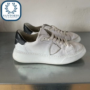 Philippe Model Paris Skor Vita - Jättefina Philippe Model skor i 8,5/10 skick! Storlek: 39/40 (Unisex) Nypris: 4100kr Inget OG men självklart äkta🙌 Skriv vid frågor eller funderingar✌️