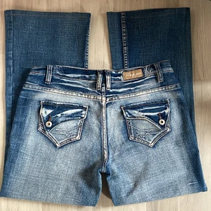 Lågmidjade jeans med coola fickor  - Så snygga lågmidjade flared/bootcut jeans med coola fickor och detaljer! Fint söm och dem sitter så snyggt💝