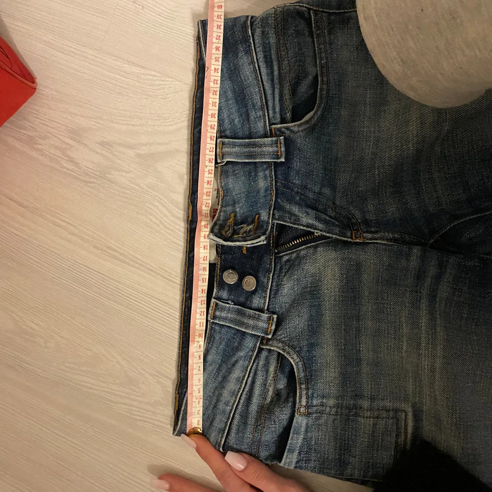 Skit snygga lågmidjade jeans från ONLY i storlek 36/34 enligt jeansen men passar XS-S. Jag är 1.62 cm lång🩷 bra skick💕 midja rakt över: 38 cm, Innerben: 82cm, lårbredd: 23 rakt över💕FINNS KVAR!. Jeans & Byxor.