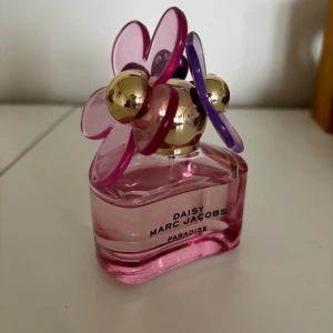 Dasy Parfym - DAISY Paradise från Marc Jacobs. 50 ml var av ca 44 ml kvar. Fin doft för sommaren!