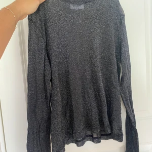 Glitter tröja från weekday - En glitter tröja från weekday i storlek S, men väldigt stretchig och passar även M. Använd fåtal gånger och i väldigt bra skick. 