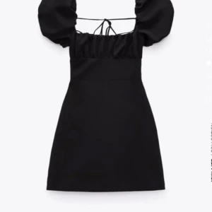 Svart zara klänning  - Svart zara klänning i storlek xs, öppen i ryggen med knyttning💓