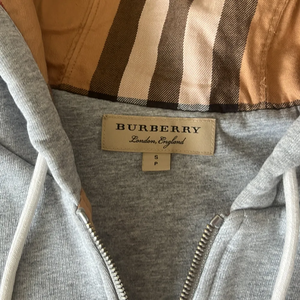 Säljer nu min Burberry zip hoodie för den kommer inte till användning lika mycket Tröjan är i storlek S men passar även M. Skick 9/10 inga hål eller fläckar. Hör av er vid mer frågor MVH Victor. Hoodies.