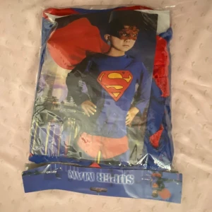 Barn Supermannen Dräkt  - Öppna paket  Stlk kvar S 2-4år, M4-5 år, L 6-8 år 149kr/paket 