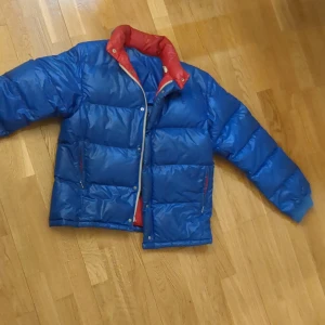 Moncler - Perfekt scick är i storlek m men funkar till många fler storlekar jätte fin blå färg.