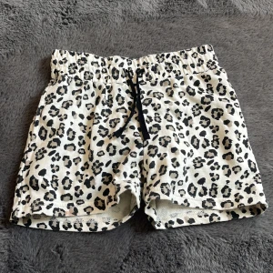 Leopardshorts  - Leopard short som knappt är använda och skulle säga att det skulle passa en storlek större. 