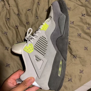 Air Jordan SE Neon - Har samlat på skor ett tag, dock har tappat intresset och säljer mina skor. Säljer mina Jordan 4, skorna är i bra skick då dem är använda ett få antal gånger.  Original box o kvitto medföljer. Vid intresse hör av er!  Möts i Stockholm 