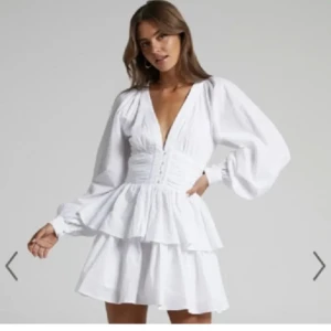 Studentklänning - Säljer denhär helt otroliga klänningen från Showpo då den tyvärr är för liten för mig. Endast testad av mig och använts få gånger av den tidigare ägaren så i mycket fint skick. Lånade bilder av tidigare ägaren! Storlek 36. Säljer för 850kr + frakt🩷